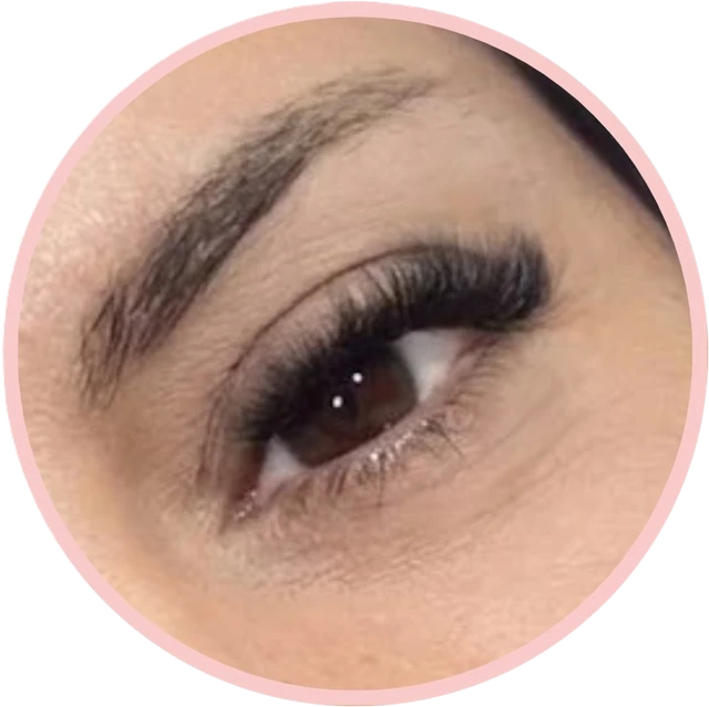 Pestañas con volumen egipcio 4D, mirada luminosa y abierta.