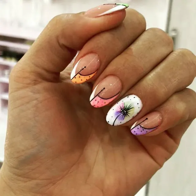 Uñas ovaladas con francés multicolor en naranja, rosa y lila y una flor pintada a mano.