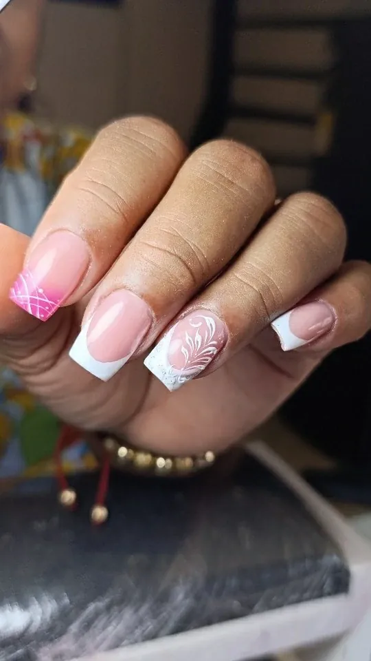 Francés blanco clásico con degradado rosa y un detalle floral pintado a mano.