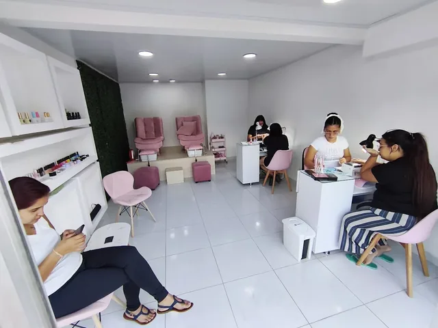 El estudio en plena jornada: tres puestos de manicura ocupados y una clienta esperando en el sillón de la entrada.